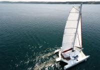 multiscafo yacht trimarano bianco randa al mare